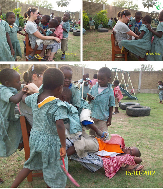 I bambini della scuola della missione togolese giocano a fare lo scivolo