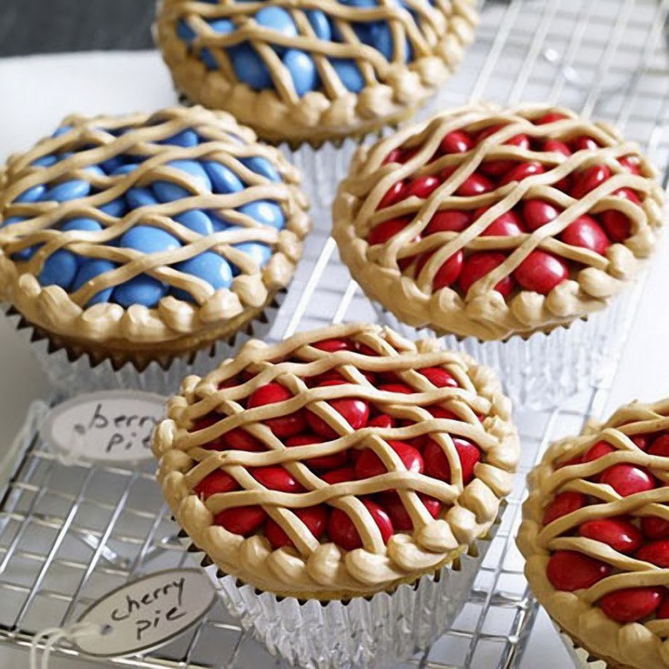 Сколько по времени хранят кексы. Кексы. Холодильник для тортов. Исторические кексы. Как хранить кексы после выпечки.