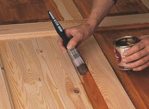 Primeira-demao-de-verniz-na-porta-de-madeira-FOTO