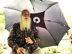 Ryukyu Mike and an open umbrella, waiting for rain