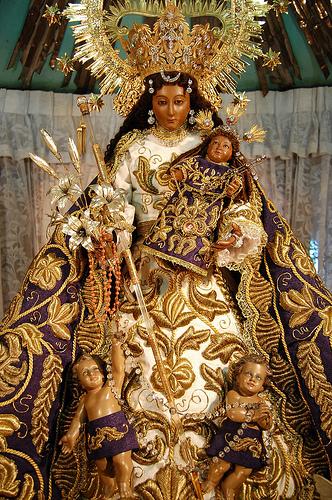 Nuestra Señora de los Desamparados Imagen de la Virgen de los Desamparados con su bastón y flores