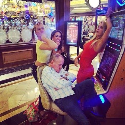 Das Bild des Tages : Niemals aber auch wirklich niemals vor einer Slotmachine in Vegas einschlafen