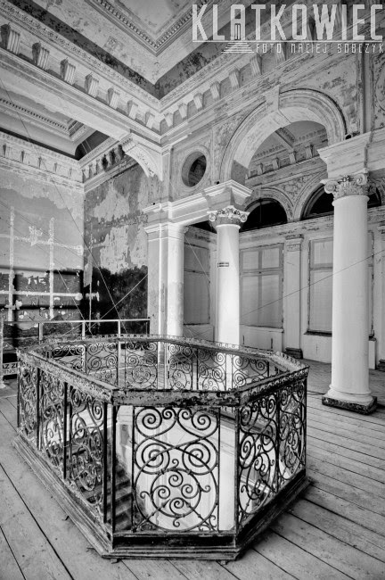 Łódź. Wnętrze willi Grohmana z ozdobną klatką schodową.