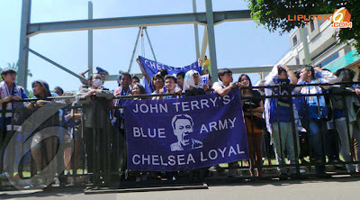 Fans Penyambut Chelsea Padati Bandara Halim