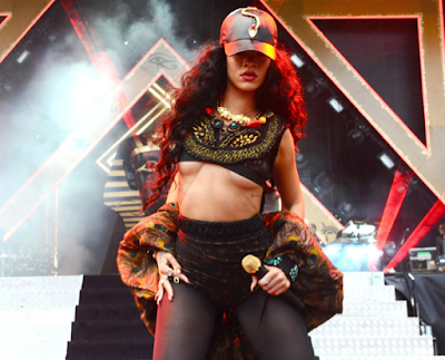 Underboob o la tendencía de llevar medio pecho fuera Underboob o la tendencía de llevar medio pecho fuera