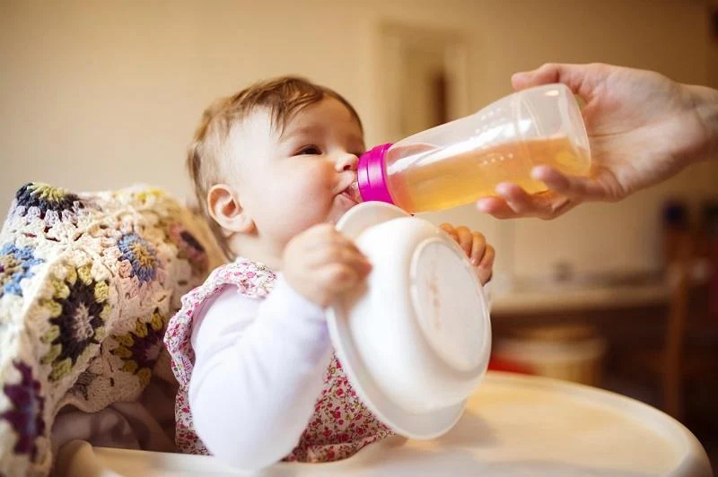 Benefícios do Chá de Camomila Para Bebês: Pode Fazer o Bebê Dormir?