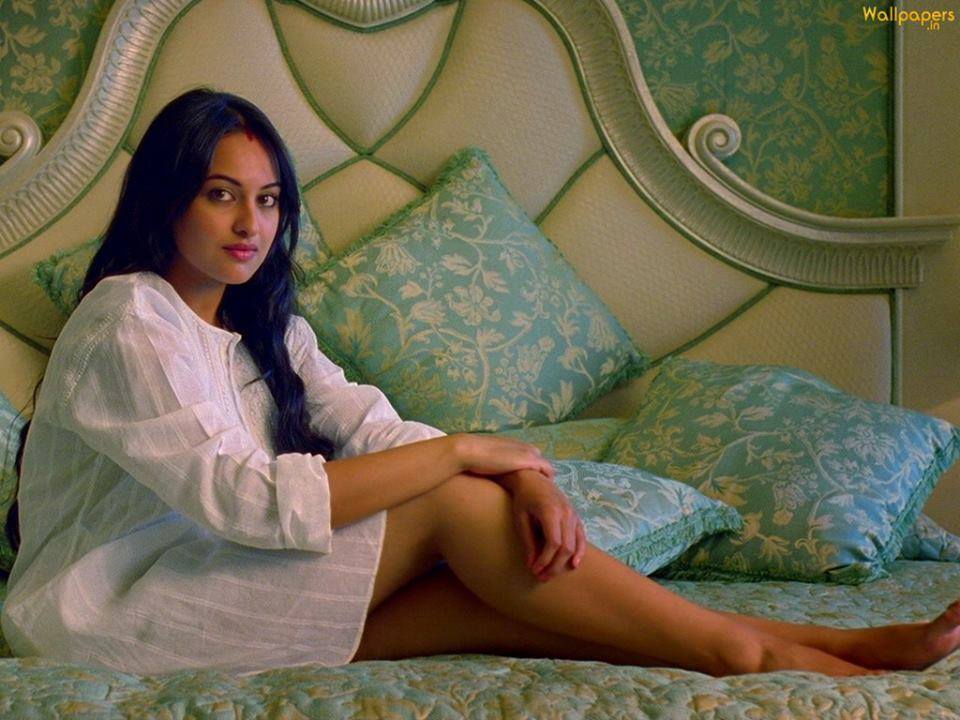 Sonakshi Sinha in Dabanng movie hot scene, Sonakshi Sinha thunder thighs, Sonakshi Sinha sexy legs, Sonakshi Sinha hot legs