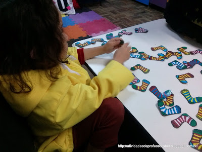 Neste jogo a criança precisa encontrar os pares de meias entre as muitas meias espalhadas pela mesa.