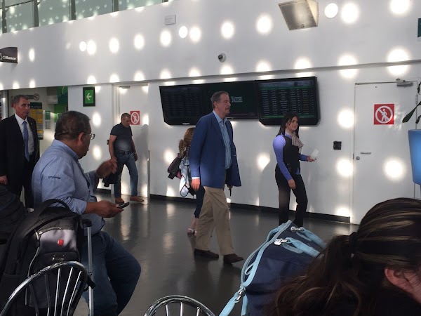 Vicente Fox camina por el aeropuerto de la CDMX y nadie lo saluda