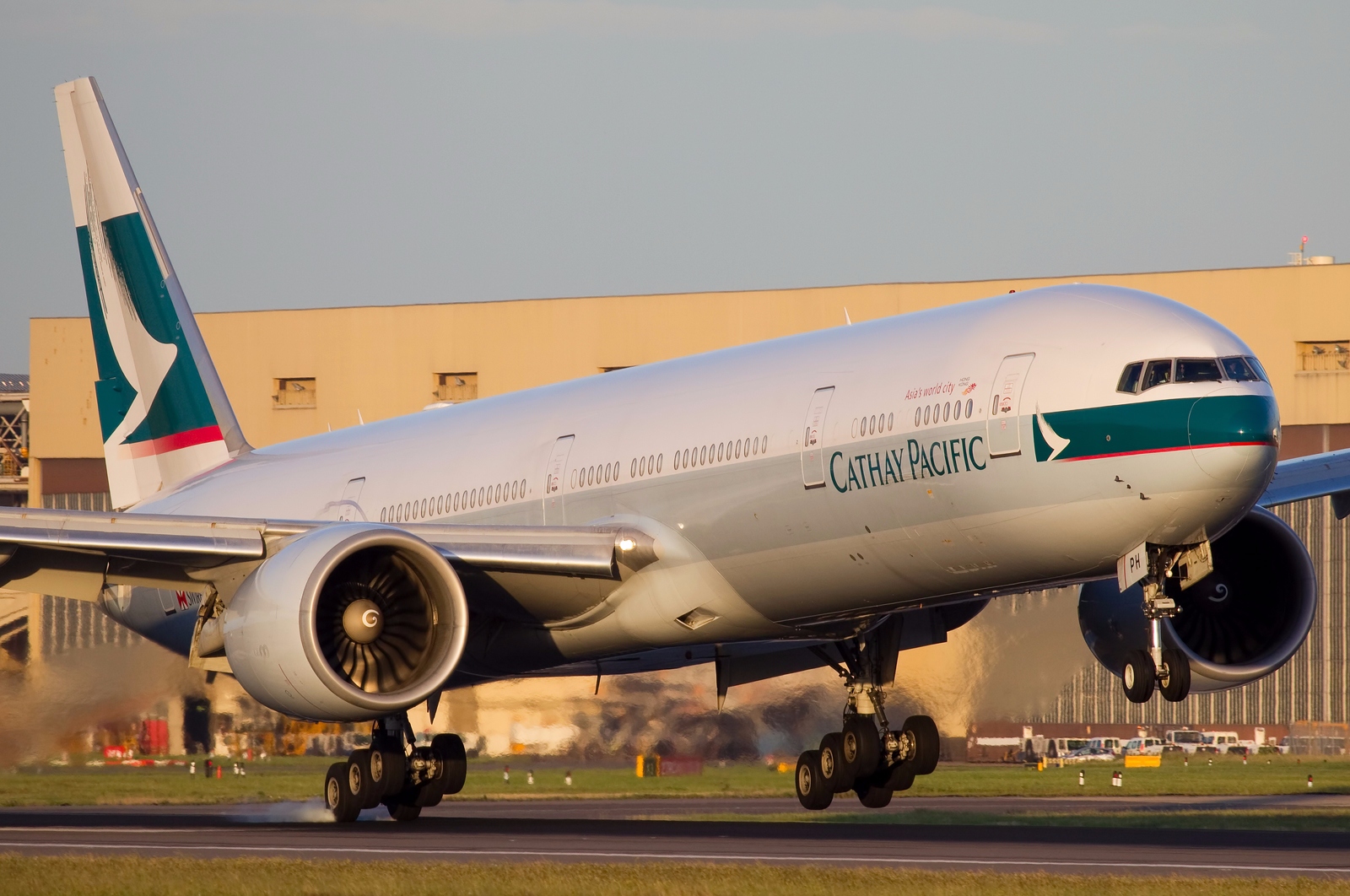 Cathay Pacific Boeing 777-300 Unbalanced Touch Down Aircraft Wallpaper4017 | Aircraft Wallpaper ...