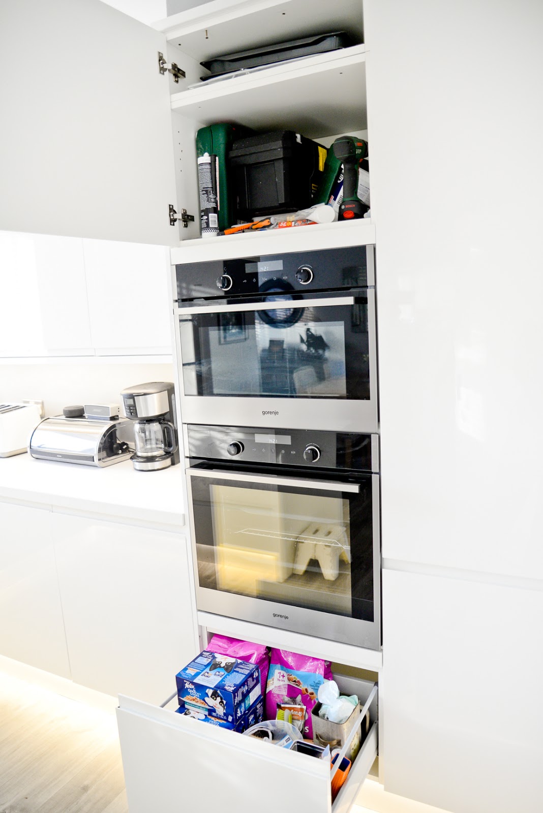 Kitchen Storage & Organisation, white modern kitchen, howdens clerkenwell gloss kitchen, white gloss kitchen, 