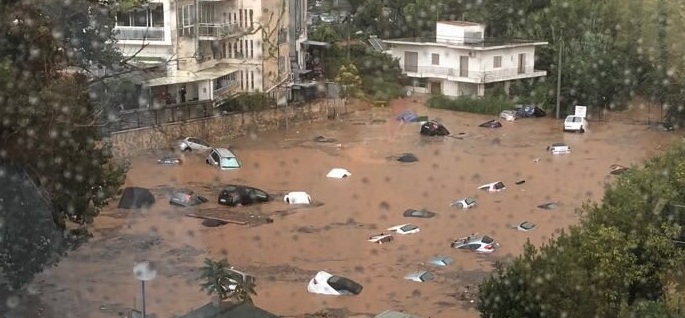 Πνίγονται τα Βόρεια Προάστια: Αυτοκίνητα βυθίστηκαν σε υπαίθριο πάρκινγκ Πνίγονται τα Βόρεια Προάστια: Αυτοκίνητα βυθίστηκαν σε υπαίθριο πάρκινγκ