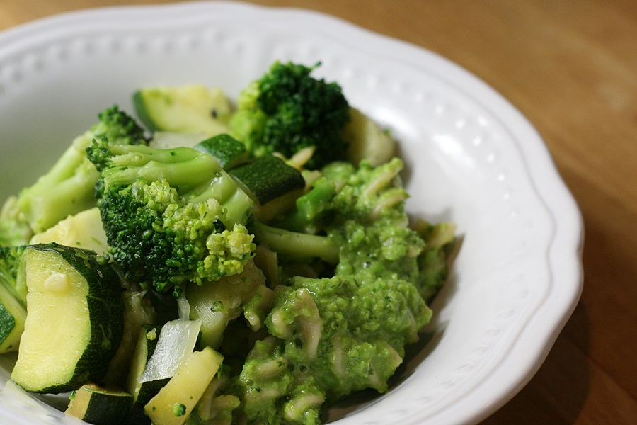 Sekundentakt: Nudeln mit Gemüse in Erbsensauce.