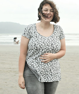 Foto da autora do blog, Letícia Wilhelm, rindo 