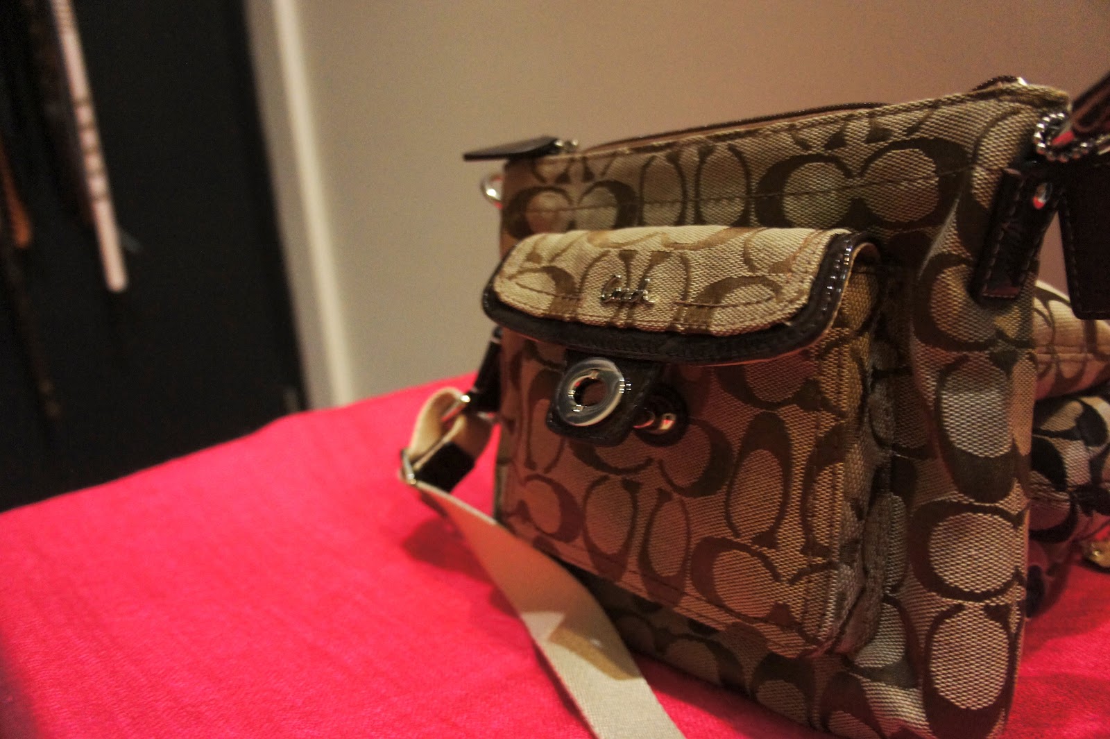 Queen&#39;s closet: Coach sling bag (small) @ $160 - Signature Pocket Swing (SOLD)