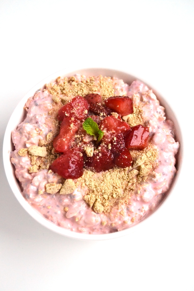 Strawberry Cheesecake Overnight Oats taste like your favorite dessert but are healthy with oats, Greek yogurt and strawberries! Loaded with swirls of cream cheese and graham crackers that true cheesecake flavor. www.nutritionistreviews.com