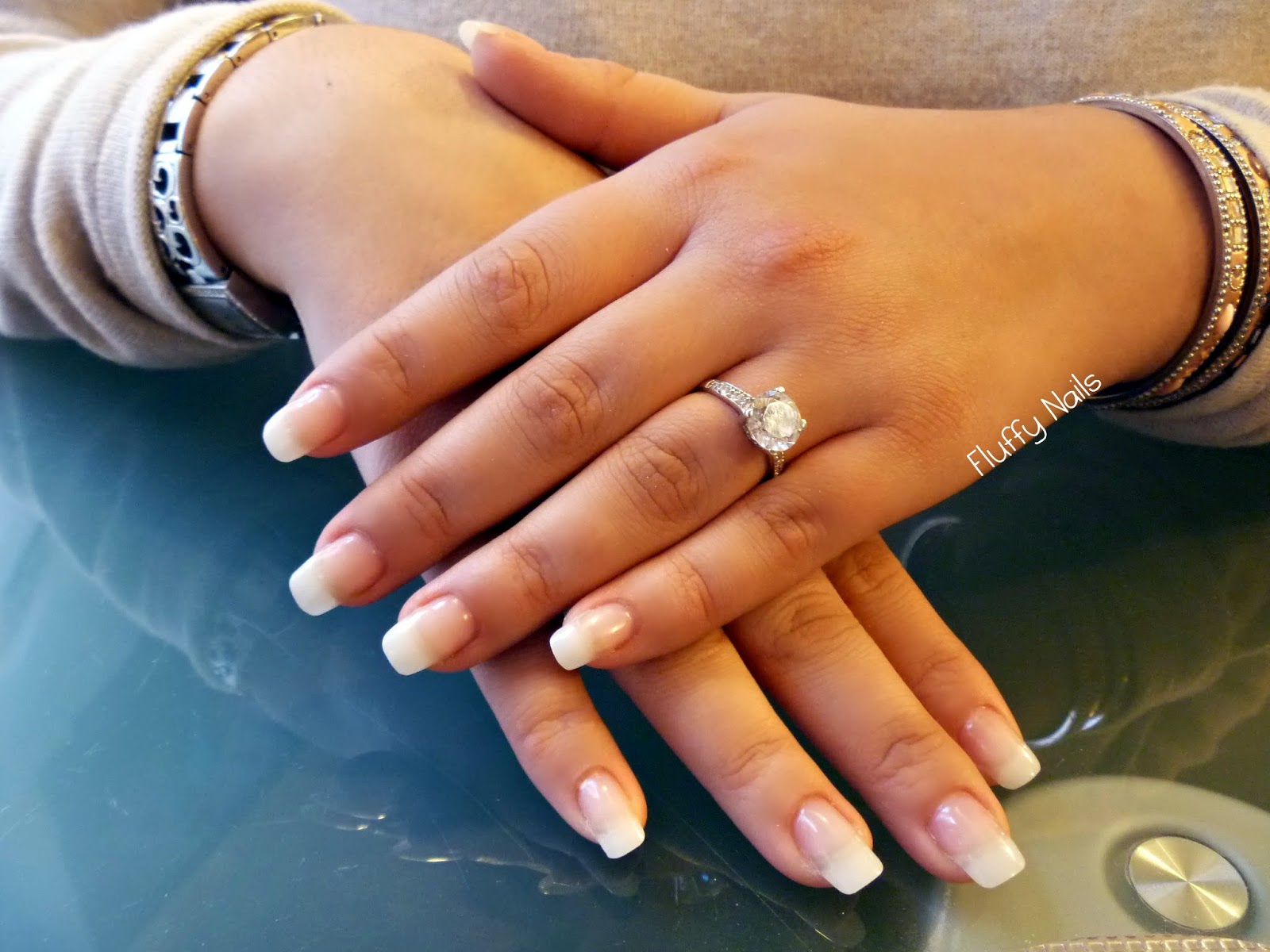 Fluffy Nails Poses de fauxongles gel naturelles sur clientes