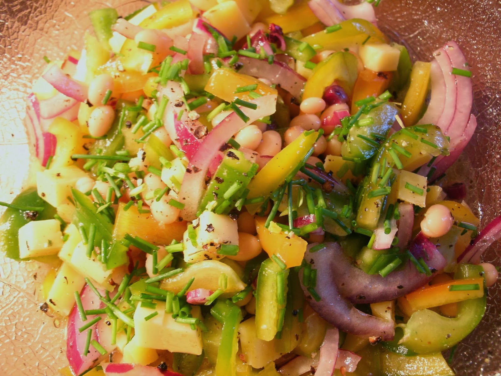 bunter-kochloeffel: Paprika- Käsesalat mit weißen Bohnen