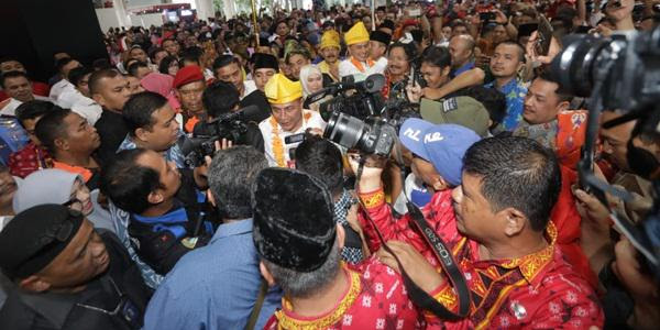 Setibanya di Sumut, gubernur Sumatra Utara Disambut Ribuhan warga