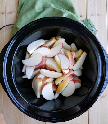 making slow cooker apples slices of apple in slow cooker crock