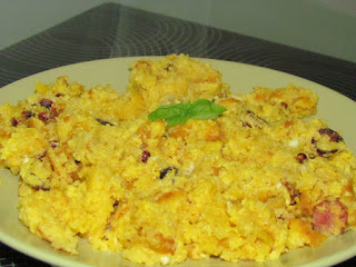 Omleta cu mamaliguta / Scrambled eggs with polenta