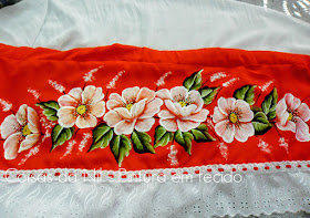 bando de tecido oxford vermelho com pintura de papoulas brancas
