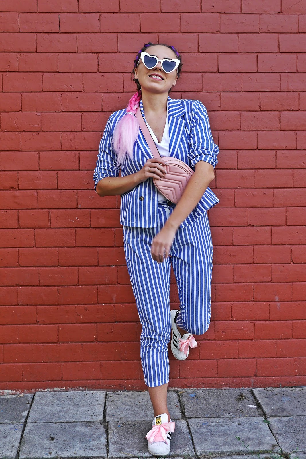 garnitur w biało niebieskie paski shein adidas superstar różowe włosy karyn blog modowy