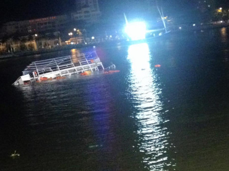 Chum anh hien truong khi chiec tau du lich bat dau chim tren song Han - Anh 2