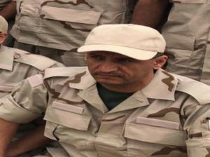 نبيل الصوفي وهو يرتدي الزي العسكري جوار طارق صالح نبيل الصوفي وهو يرتدي الزي العسكري جوار طارق صالح