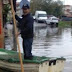 [Ελλάδα]Μεσολόγγι: Με βάρκες βγαίνουν στους πλημμυρισμένους δρόμους οι κάτοικοι 