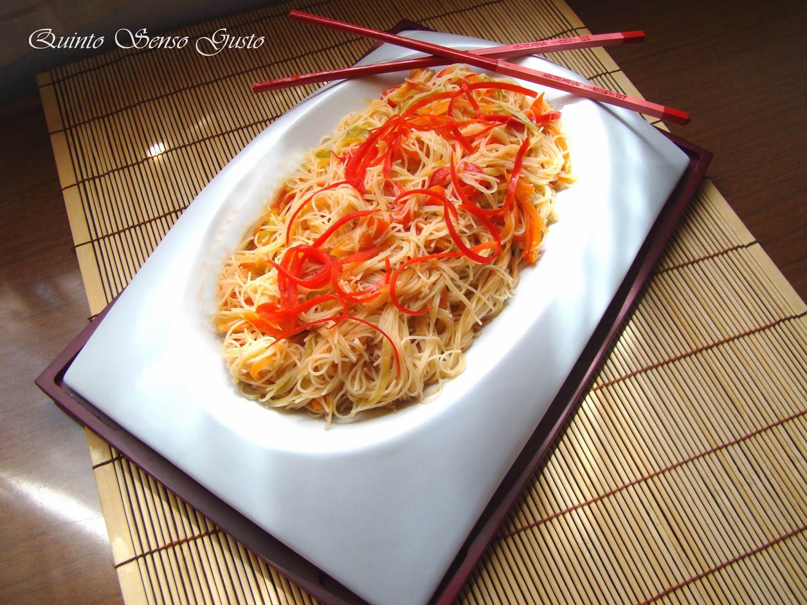 spaghetti di riso con salsa di soia alle verdure