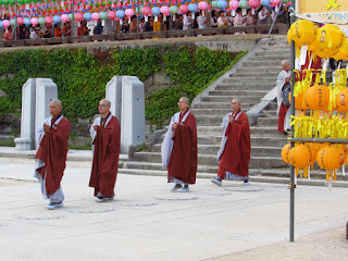 Moines en procession pour l'anniversaire de Bouddha. 부처님 오신날.