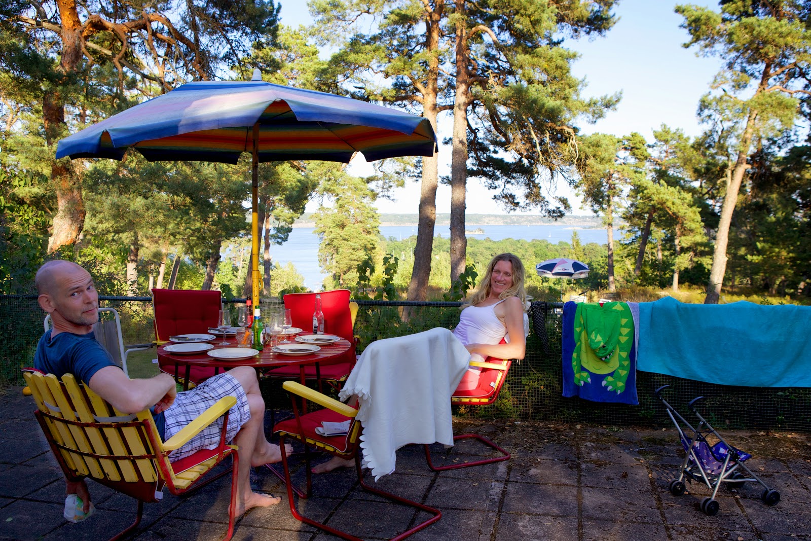 Lotta Löfwall och Thomas latar sig på Älgö Lotta Löfwall och Thomas latar sig på Älgö