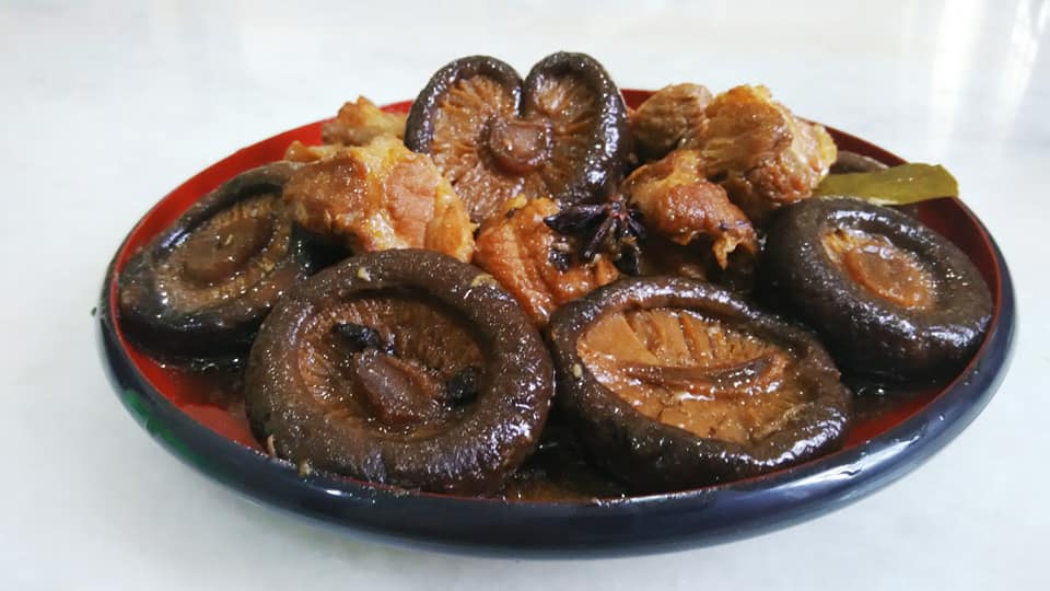 BRAISED PORK BELLY WITH MUSHROOM IN OYSTER SAUCE
