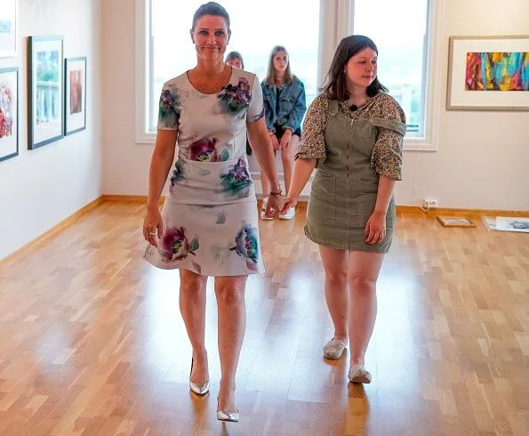 Princess Martha Louise, Maud Angelica, Leah Isadora and Emma Tallulah. Hale Bob floral print half sleeve midi dress