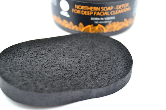 esponja para aplicar el producto de limpieza facial esponja de jabón negro
