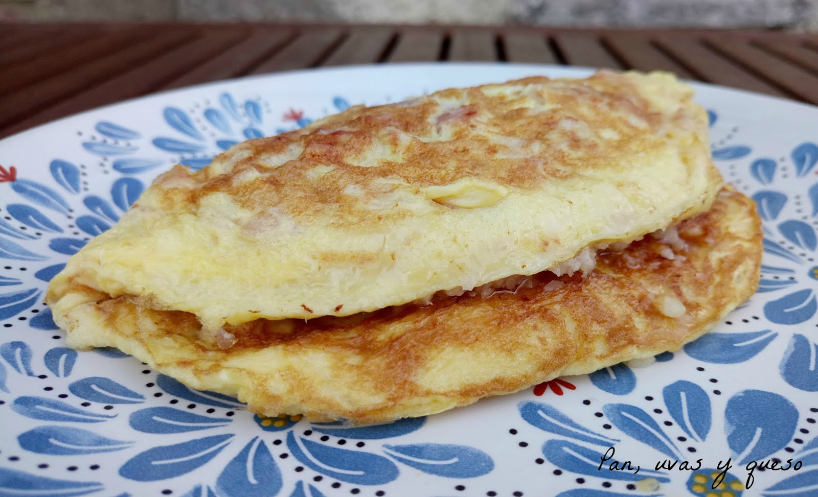 Tortilla de queso y bacon (tradicional o Thermomix) Pan, uvas y queso
