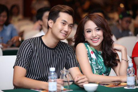 Hong Dang: Toi it de vo thay minh om hon tren man anh - Anh 5