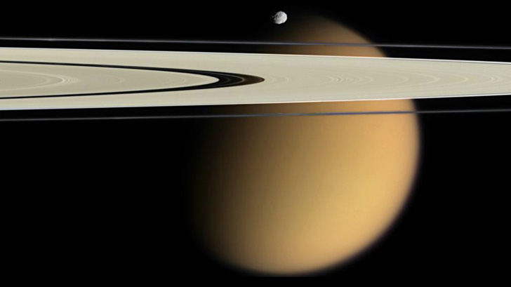 Titán tras los anillos de Saturno fotografiado por la nave Cassini