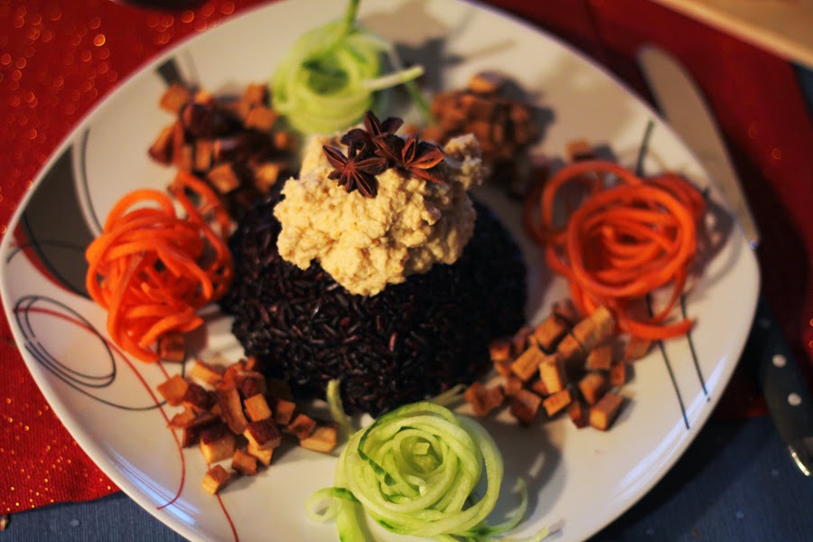 COOK WITH ME MONDAY | BLACK RICE TOPPED WITH SMOKED TOFU, HUMMUS AND RAW FOOD