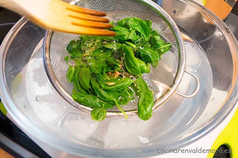 Enfriando las hojas escaldadas