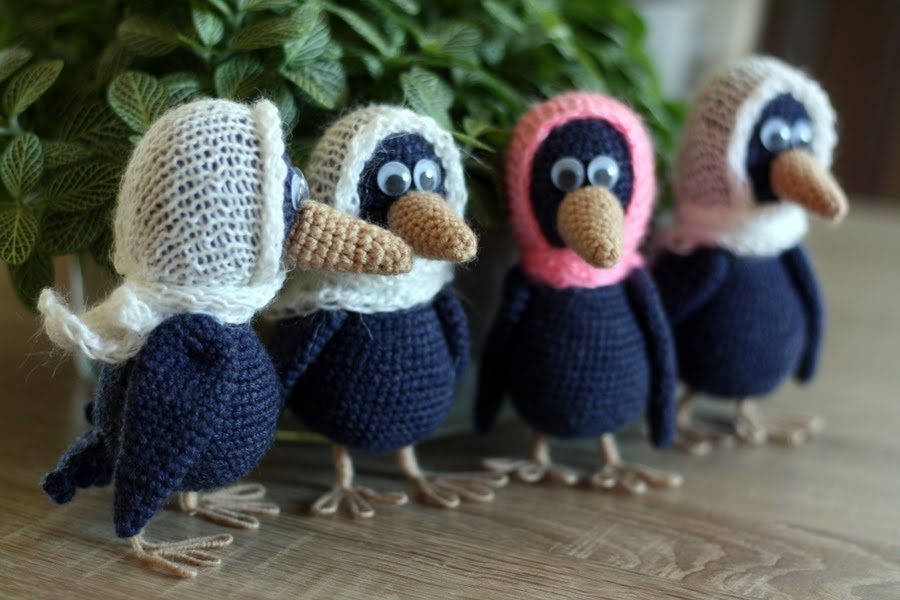вязаные игрушки ворона. вязаные вороны в платочках. вязаные игрушки вороны. вязаный ворон. ворона амигуруми.