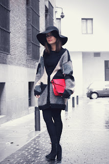 http://2.bp.blogspot.com/-kEbitHBNkt4/UJspMsrqEjI/AAAAAAAAGq8/GIeFICow_Zc/s1600/Red-bag-fashion-pills-dulcedia-outfit-street-style-3.jpg