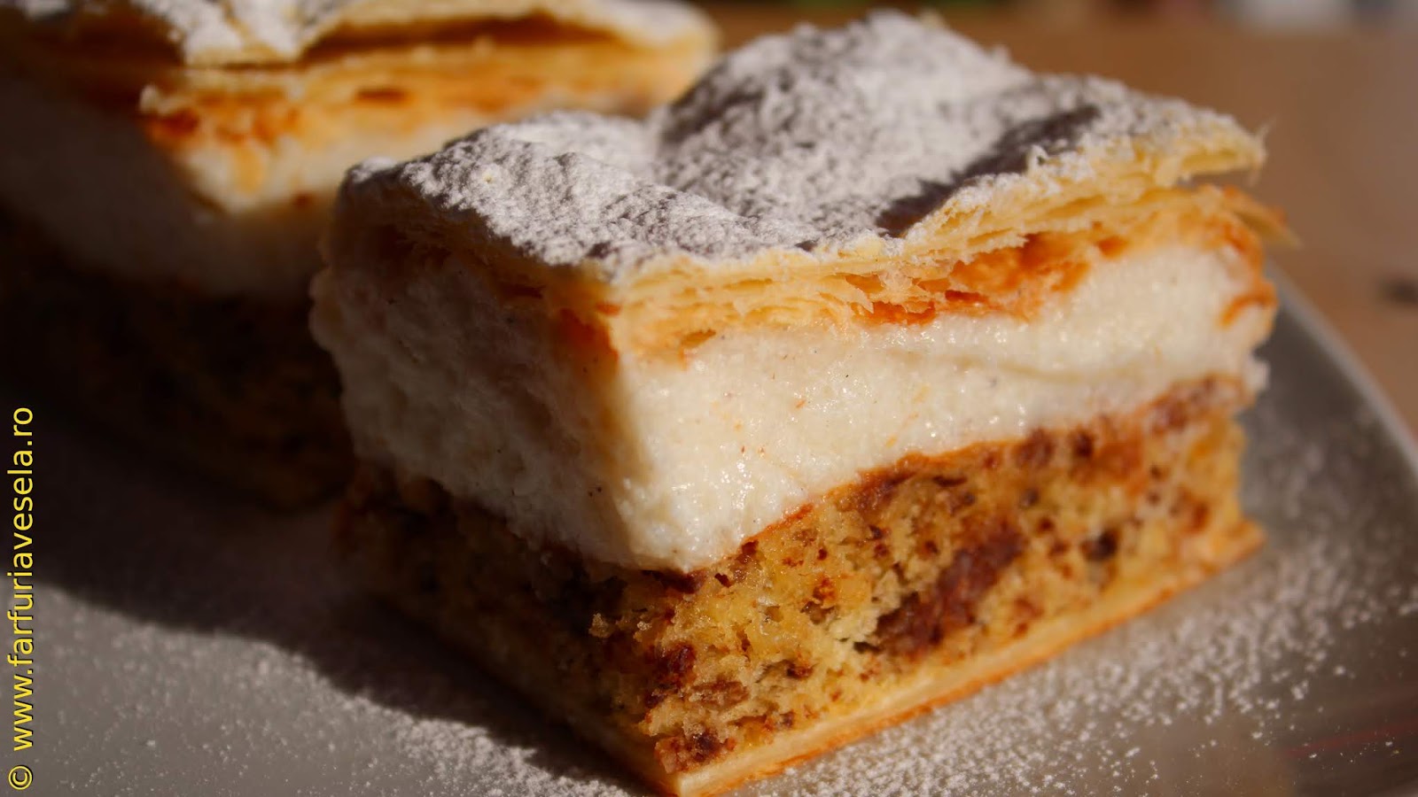 Farfuria Vesela Prajitura Cu Blat Cu Arahide Foietaj Si Crema De Vanilie