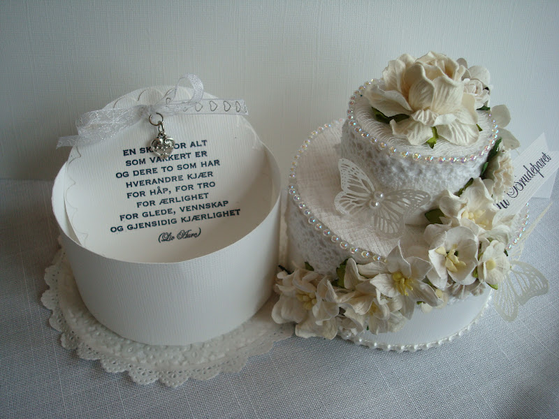 Bride And Groom Cutting 1 Tier Wedding Cake