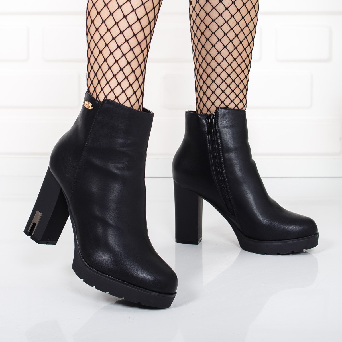 Botine negre cu talpa groasa si toc gros de iarna foarte ieftine online Botine negre cu talpa groasa si toc gros de iarna foarte ieftine online