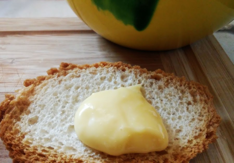 Fotografia de una rebanada de pan con allioli