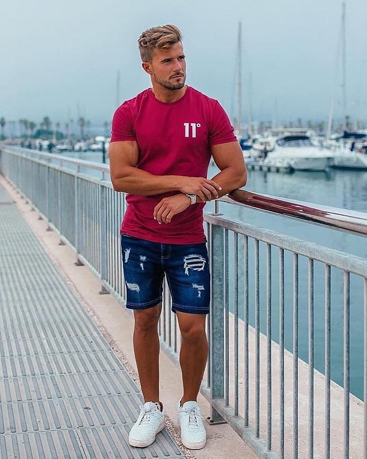 How to style your shorts with t-shirt to look sharp