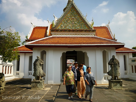 Tourists of Wat Arun