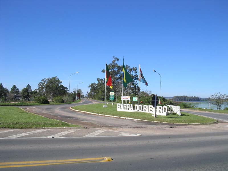 Cidade de Barra do Ribeiro a beira da Lagoa dos Patos Pesca na Lagoa